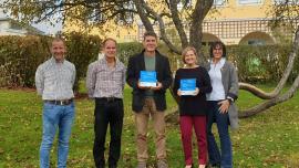 ECDL SchulTestCenter Plaketten für die beiden Mondseer Mittelschulen. V.l.n.r. Stefan Hornischer, Herbert Mayerhofer, Dir. Engelbert Hufnagl, Dir. Dorothea Grabner, Monika Hofauer